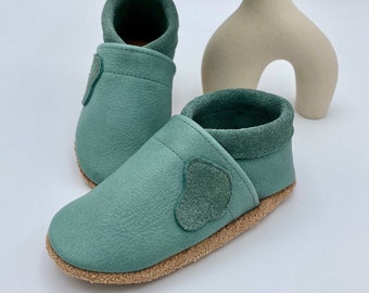 Leather slippers with appliqué in organic shape in the color thistle, crawling shoes for babies and children, birth gifts