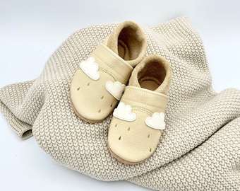 Kinderhausschuhe mit Wolken in Creme und Regenbogen in Gold dazu geprägte Regentropfen, Geburtsgeschenk für Babys und Kinder