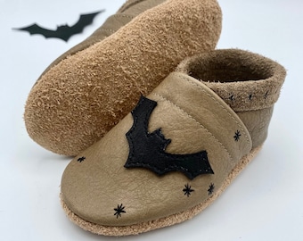 Crawling shoes with bat in the color hippo with black, slippers for the youngest