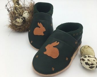 Krabbelschuhe Leder mit Kaninchen in Waldgrün mit Karamell, Hausschuhe für Babys und Kinder, bestickte Schuhe