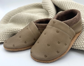 Kleinkinderschuhe aus Leder Farbton Hippo mit geprägten Herzen und Schriftzug, stylische Krabbelschuhe mit Prägung