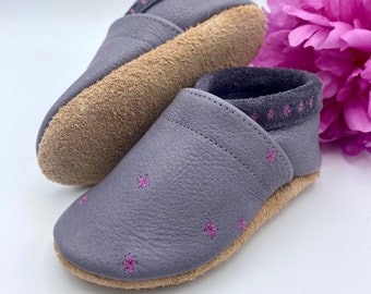 Gray leather shoes with star embroidery in pink, slippers for babies and children