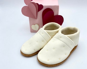Christening shoes made of nappa leather in cream with embossed stars and lettering, slippers with embossing
