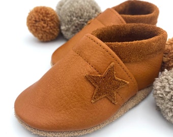 Babyschuhe aus Leder Karamell mit Sternapplikation, Krabbelschuhe für Babys und Kinder, Geburtsgeschenke