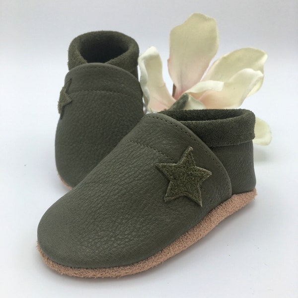 Kinderschuhe aus  Leder in Uni Oliv mit Stern, Krabbelschuhe für Babys und Kinder, Geburtsgeschenke