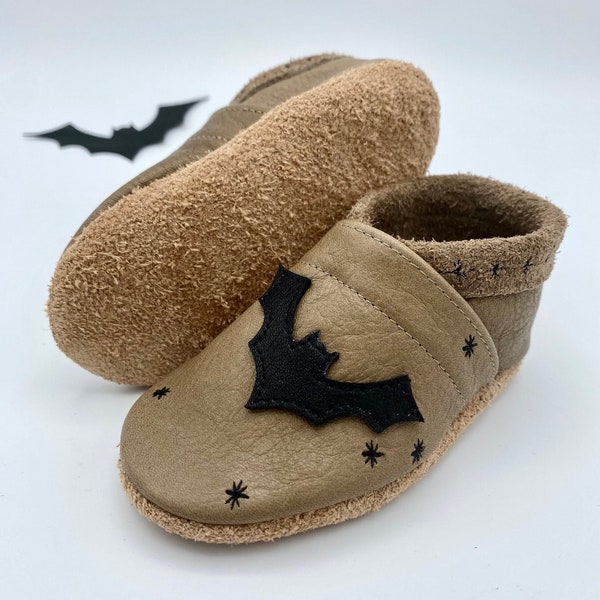 Krabbelschuhe mit Fledermaus in der Farbe Hippo mit Schwarz, Hausschuhe Kinder