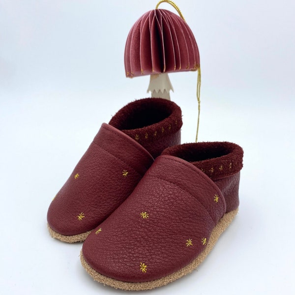 Festliche Kinderschuhe aus Leder mit Sternstickerei Bordeaux mit glitzerndem Gold, Geschenk für Neugeborenes