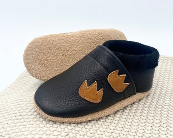 Black leather slippers with crowns in brownie, crawling shoes for babies