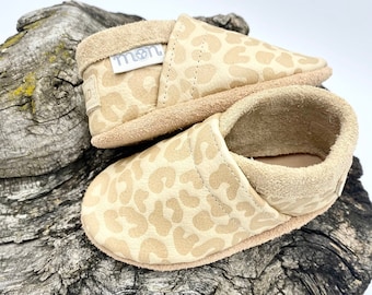 Leather crawling shoes with leopard print – walnut color, lettering on the heel, handmade and customizable
