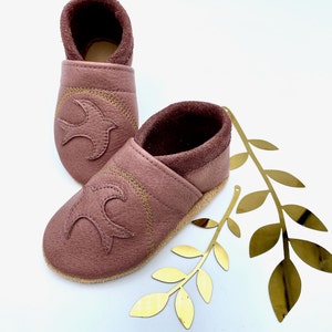 Kinderhausschuhe  mit Vogel und goldenem Regenbogen | handgefertigte Krabbelschuhe im skandinavischen Design | Geburtsgeschenk für Kinder
