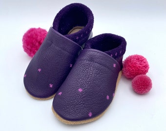 Children's slippers made of leather in purple with star embroidery in pink, crawling shoes for babies and children