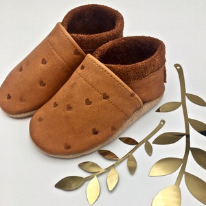 Crawling shoes for children made of organic leather, caramel with embossed hearts and lettering, personalized birth gift image 2