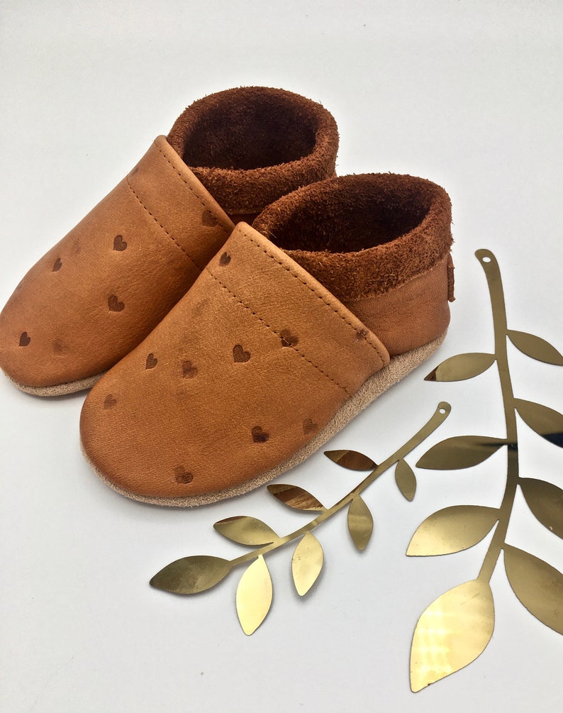 Crawling shoes for children made of organic leather, caramel with embossed hearts and lettering, personalized birth gift image 2