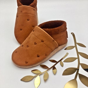 Crawling shoes for children made of organic leather, caramel with embossed hearts and lettering, personalized birth gift