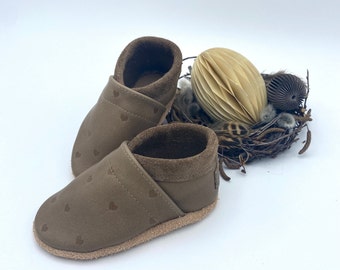 Children's slippers in hippo color organic leather with embossed hearts and writing, minimalist design