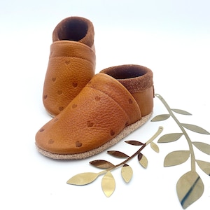Das fein geprägte Leder verleiht jedem Paar Schuhe eine außergewöhnliche Textur, die sowohl klassisch als auch modern wirkt. Diese Schuhe sind die perfekte Wahl für Eltern, die Wert auf zeitloses Design und hochwertige Materialien legen.