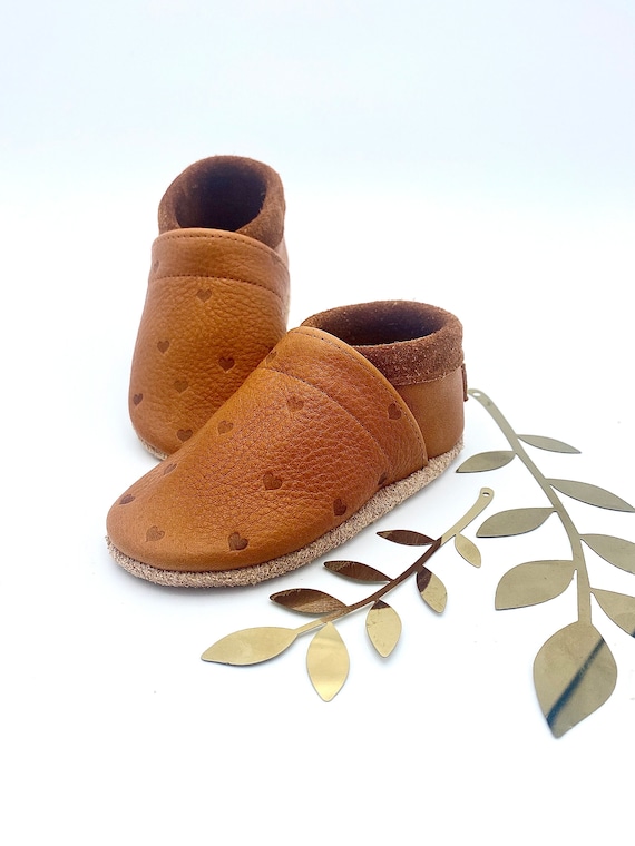 Krabbelschuhe Leder mit geprägten Herzen und Schriftzug, Farbe Karamell, Kinderhausschuhe Frühlingsgeschenk