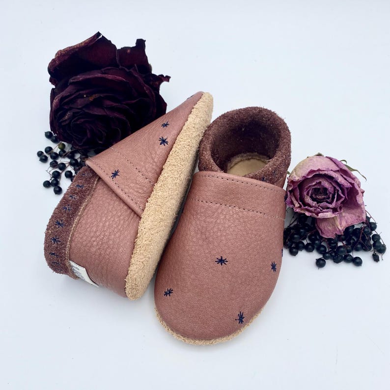 Für die Sohle der Schuhe verwende ich die Farbe Sand und drehe die raue Seite nach außen. Das wirkt auf glatten Böden rutschhemmend.