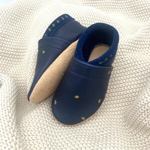 Die Sohle wird aus sandfarbenem Leder gefertigt und die raue Seite liegt außen. Dies wirkt sich rutschhemmend auf die Kinderschuhe aus.