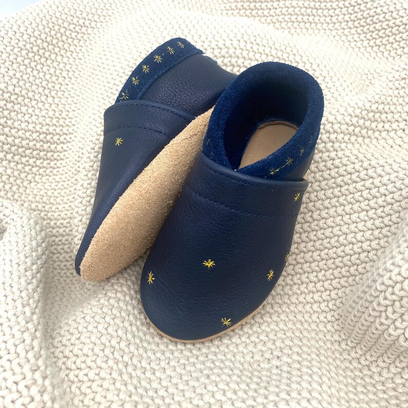 Die Sohle wird aus sandfarbenem Leder gefertigt und die raue Seite liegt außen. Dies wirkt sich rutschhemmend auf die Kinderschuhe aus.