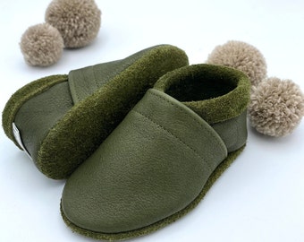 Slippers made of nappa leather in olive, crawling shoes minimalist design, environmentally friendly gift for babies and children