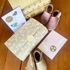 Gerne verpacke ich deine Schuhe als Geschenk. Gib das einfach bei deiner Bestellung an.
