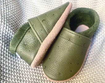 Baby shoes made of vegetable-tanned leather, sun, moon, and stars embossed, handmade first walking shoes, unisex olive green