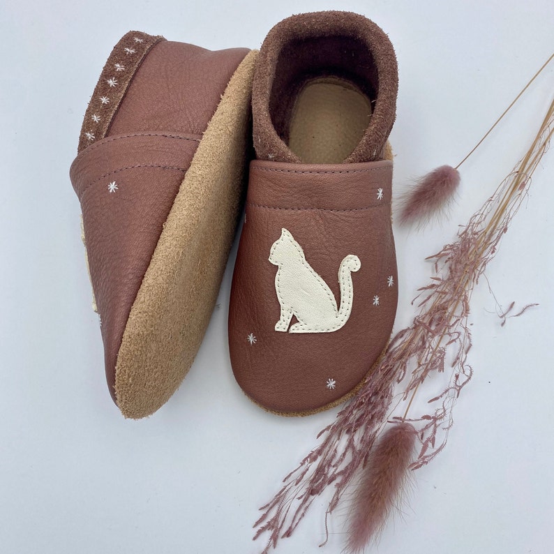 Hausschuhe mit Katze aus Leder in Beere und Creme, Krabbelschuhe für die Jüngsten Bild 6