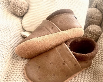 Leather baby shoes in hippo color – with embossed leaves, handmade and customizable