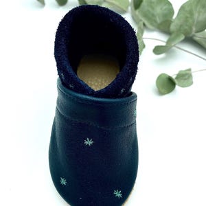 Die charmante Sternstickerei verleiht jedem Schritt einen Hauch von Magie und macht die Krabbelschuhe zu einem echten Hingucker. Die Schuhe sind den Füßen angepasst - also rechts und links!