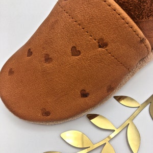 Crawling shoes for children made of organic leather, caramel with embossed hearts and lettering, personalized birth gift image 4