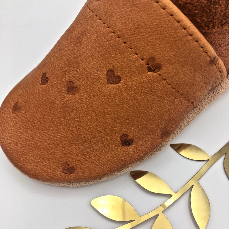 Crawling shoes for children made of organic leather, caramel with embossed hearts and lettering, personalized birth gift image 4