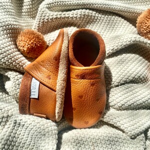 Krabbelschuhe mit geprägten Herzen für Kinder sind der top Favorit in meinem Shop. Die Kinder werden sie lieben! Hier sind die Fotos im Sonnenlicht fotografiert, was sie noch etwas mehr zum Straheln bringt.