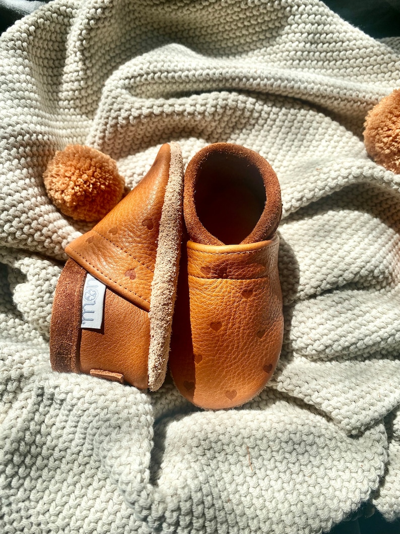 Krabbelschuhe mit geprägten Herzen für Kinder sind der top Favorit in meinem Shop. Die Kinder werden sie lieben! Hier sind die Fotos im Sonnenlicht fotografiert, was sie noch etwas mehr zum Straheln bringt.