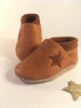 Crawling shoes, organic leather uni caramel star, birth gift 