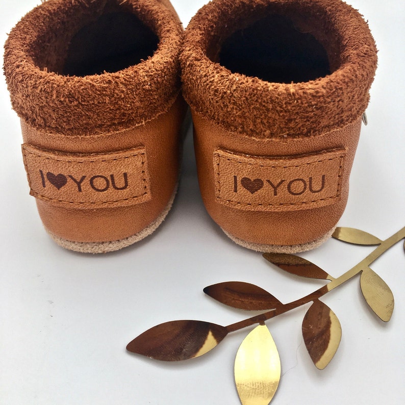 Crawling shoes for children made of organic leather, caramel with embossed hearts and lettering, personalized birth gift image 5