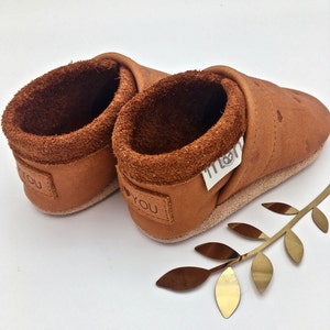 Crawling shoes for children made of organic leather, caramel with embossed hearts and lettering, personalized birth gift image 6