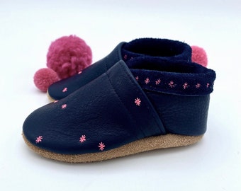 Crawling shoes made of blue nappa leather with neon pink stars, slippers for children