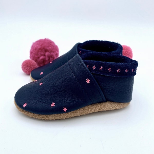 Krabbelschuhe aus blauem Nappaleder mit neonpinken Sternchen, Hausschuhe für Kinder