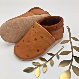 Crawling shoes for children made of organic leather, caramel with embossed hearts and lettering, personalized birth gift image 3