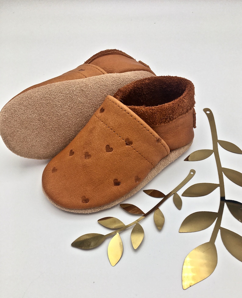 Crawling shoes for children made of organic leather, caramel with embossed hearts and lettering, personalized birth gift image 3