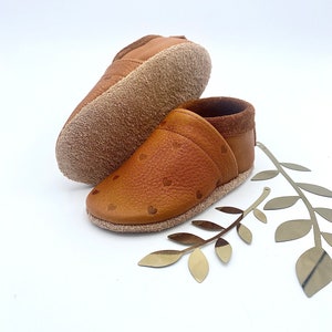 Die Herzen werden per Hand mit dem Brenneisen auf die Schuhe geprägt und immer wieder neu verteilt - das macht sie zum echten Unikat! Hier im Farbton Karamell angefertigt.
