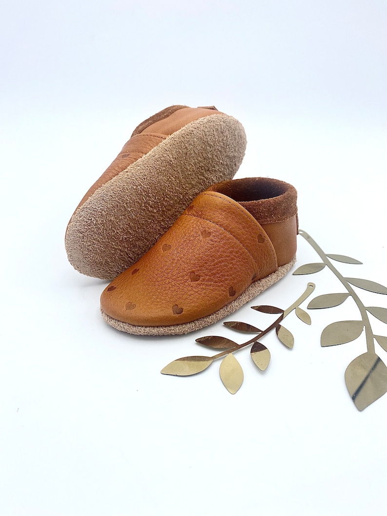 Die Herzen werden per Hand mit dem Brenneisen auf die Schuhe geprägt und immer wieder neu verteilt - das macht sie zum echten Unikat! Hier im Farbton Karamell angefertigt.
