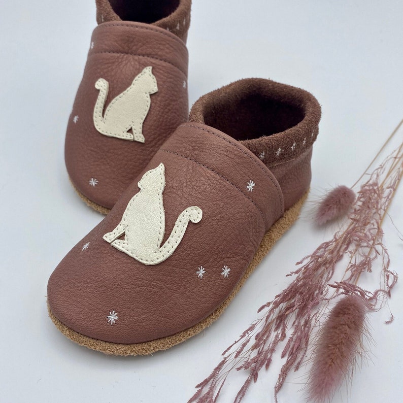 Hausschuhe mit Katze aus Leder in Beere und Creme, Krabbelschuhe für die Jüngsten Bild 1