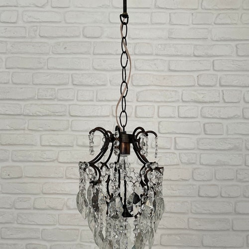 Petite cage vintage antique en laiton et cristaux Lustre gothique plafonnier éclairage suspension lampe en verre des années 1950