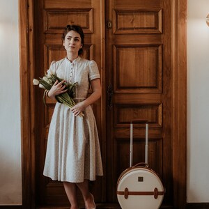 STELLA ramitas en beige, vestido de algodón con encaje, vestido con cuello alto, manga corta, vestido retro, inspirado en la moda de los años 40. imagen 3