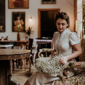 STELLA ramitas en beige, vestido de algodón con encaje, vestido con cuello alto, manga corta, vestido retro, inspirado en la moda de los años 40. imagen 1