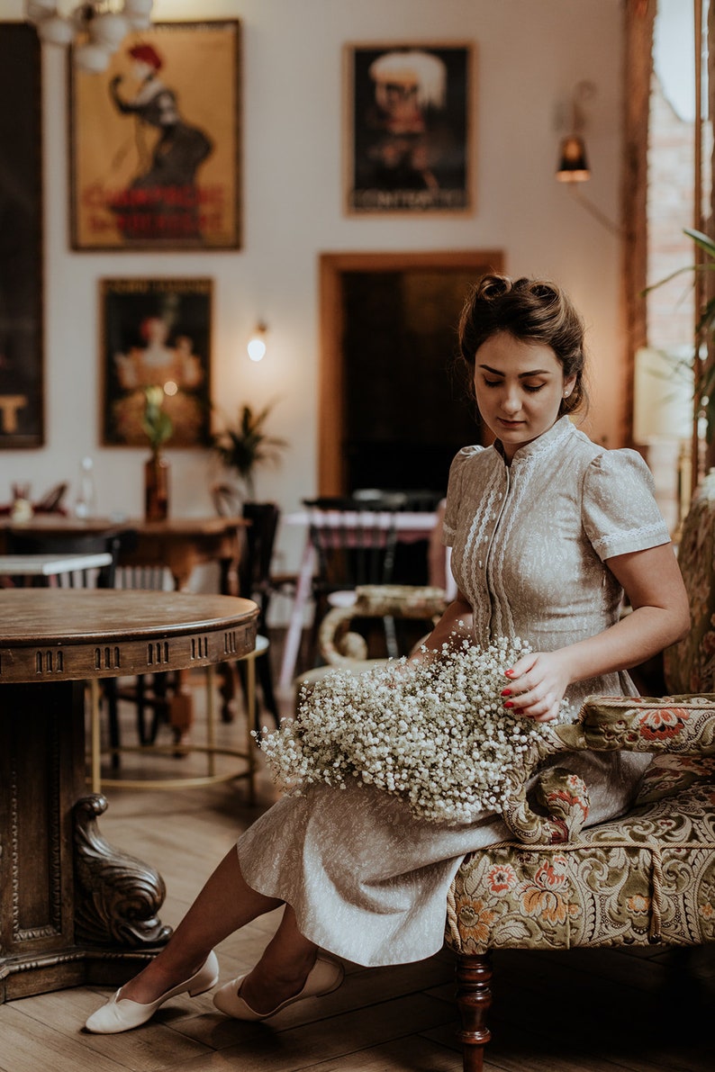 STELLA ramitas en beige, vestido de algodón con encaje, vestido con cuello alto, manga corta, vestido retro, inspirado en la moda de los años 40. imagen 1