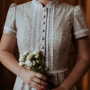 STELLA ramitas en beige, vestido de algodón con encaje, vestido con cuello alto, manga corta, vestido retro, inspirado en la moda de los años 40. imagen 8