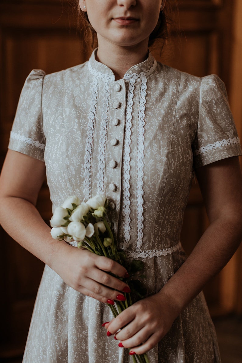 STELLA ramitas en beige, vestido de algodón con encaje, vestido con cuello alto, manga corta, vestido retro, inspirado en la moda de los años 40. imagen 8